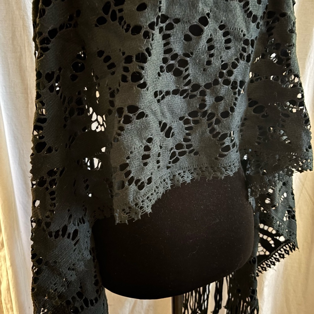 Elegant Black Lace Shawl - Picture 3 of 4